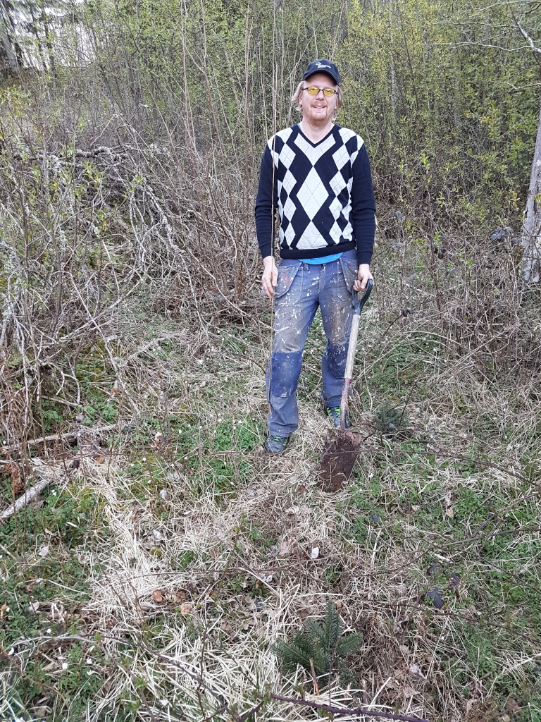 Pontus och första julgransplantan planterad