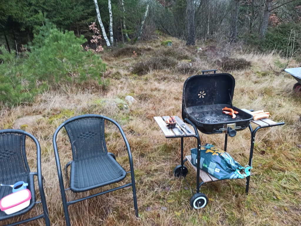  grillplats med korv och kaffe